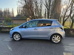 Blu/azzurro Usata 2014 Toyota Yaris Hybrid Style Tre volumi | 8200 € (Buon prezzo)