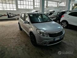 Grigio Usata 2010 Dacia Sandero Due volumi | 1950 € (Buon prezzo)