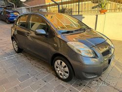 Grigio Usata 2009 Toyota Yaris Sol Tre volumi | 2950 € (Ottimo prezzo)