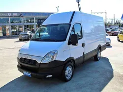 Bianco Usata 2012 Iveco Daily Tre volumi | 8500 € (Ottimo prezzo)