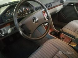 Blu Usata 1991 Mercedes E200 Tre volumi | 12.000 €