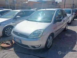 Grigio Usata 2003 Ford Fiesta Zetec Due volumi | 2800 € (Molto cara)