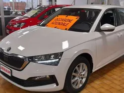 Bianco magnolia / pastello Usata 2021 Skoda Scala Ambition Due volumi | 15.400 € (Buon prezzo)