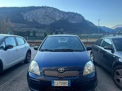 Blu Usata 2003 Toyota Yaris Tre volumi | 1200 € (Ottimo prezzo)