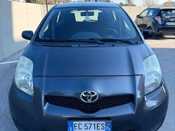 Grigio Usata 2010 Toyota Yaris Tre volumi | 3900 € (Buon prezzo)