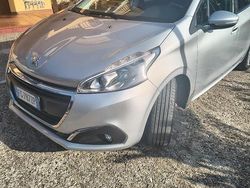 Grigio Usata 2017 Peugeot 208 Due volumi | 7800 € (Buon prezzo)