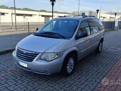 Grigio chiaro Usata 2004 Chrysler Voyager Monovolume | 5800 € (Molto cara)