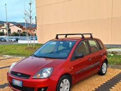 Rosso Usata 2006 Ford Fiesta Ghia Tre volumi | 1850 € (Buon prezzo)