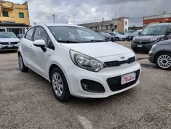 Bianco Usata 2013 Kia Rio Tre volumi | 6490 € (Buon prezzo)