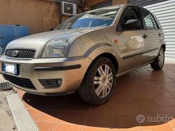 Usata 2003 Ford Fusion Monovolume | 3200 € (Cara)