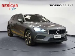 Dark metal grey Usata 2020 Volvo V60 CC Pro Station wagon | 27.900 € (Buon prezzo)