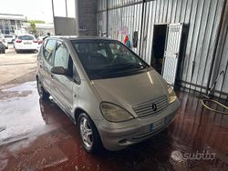 Grigio Usata 2004 Mercedes A160 Elegance Tre volumi | 1500 € (Buon prezzo)