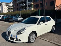 Bianco Usata 2015 Alfa Romeo Giulietta Distinctive Tre volumi | 8500 € (Buon prezzo)