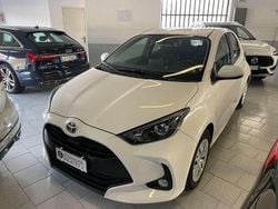 Bianco Usata 2022 Toyota Yaris Hybrid Business Edition Tre volumi | 16.750 € (Ottimo prezzo)