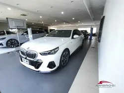 Alpin white pastello Nuova 2025 BMW 520 M Sport Tre volumi | 57.000 € (Buon prezzo)