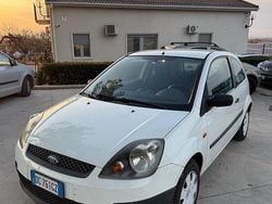 Bianco Usata 2006 Ford Fiesta Furgone | 1490 € (Buon prezzo)
