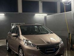 Usata 2014 Peugeot 208 Allure Due volumi | 5300 € (Buon prezzo)