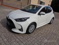 Bianco Usata 2023 Toyota Yaris Hybrid Active Tre volumi | 15.500 € (Ottimo prezzo)