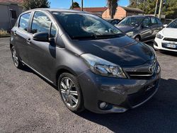 Grigio Usata 2012 Toyota Yaris Lounge Tre volumi | 4500 € (Buon prezzo)