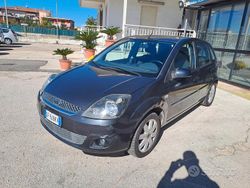 Grigio Usata 2007 Ford Fiesta Ghia Tre volumi | 1299 € (Buon prezzo)