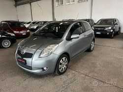 Grigio Usata 2007 Toyota Yaris Sol Tre volumi | 3200 € (Buon prezzo)