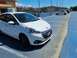 Bianco Usata 2018 Peugeot 208 Allure Due volumi | 8299 € (Buon prezzo)