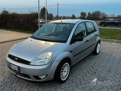 Grigio Usata 2004 Ford Fiesta Zetec Tre volumi | 1500 € (Buon prezzo)