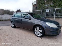 Grigio Usata 2010 Opel Astra Enjoy Tre volumi | 2500 € (Ottimo prezzo)