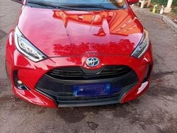 Rosso Usata 2022 Toyota Yaris Hybrid Tre volumi | 16.500 € (Ottimo prezzo)