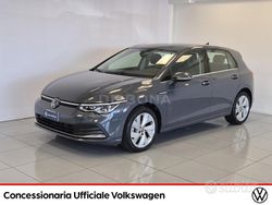 Dolphin grey Usata 2024 VW Golf VIII Style Tre volumi | 25.800 € (Buon prezzo)
