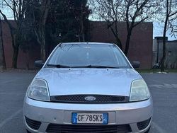 Grigio Usata 2003 Ford Fiesta Zetec Tre volumi | 1800 € (Ottimo prezzo)