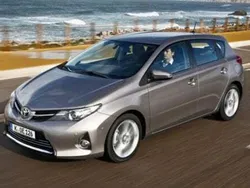 Usata 2014 Toyota Auris Hybrid Lounge Tre volumi | 7900 € (Buon prezzo)