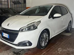 Bianco Usata 2018 Peugeot 208 Allure Due volumi | 8500 € (Buon prezzo)
