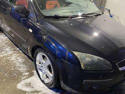 Usata 2006 Ford Focus Tre volumi | 1200 € (Buon prezzo)