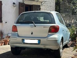 Usata 2004 Toyota Yaris Tre volumi | 2990 €