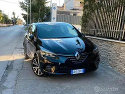 Nero Usata 2021 Renault Clio V Initiale Paris Tre volumi | 13.500 € (Ottimo prezzo)