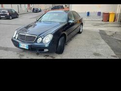 Blu Usata 2004 Mercedes E220 Tre volumi | 3499 € (Buon prezzo)
