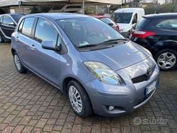 Grigio Usata 2010 Toyota Yaris Sol Tre volumi | 5500 € (Buon prezzo)