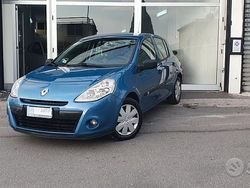 Blu Usata 2011 Renault Clio II Tre volumi | 4800 € (Buon prezzo)