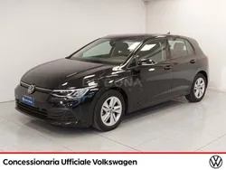 Nero perla Usata 2021 VW Golf VIII Life Tre volumi | 19.800 € (Buon prezzo)