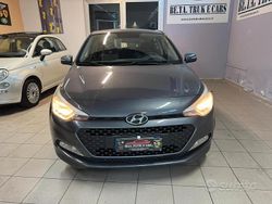 Grigio Usata 2015 Hyundai i20 Comfort Tre volumi | 7500 € (Buon prezzo)