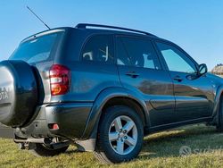 Grigio Usata 2005 Toyota RAV4 SUV | 4000 € (Cara)