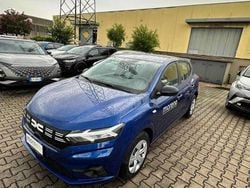 Blu/azzurro Usata 2024 Dacia Sandero Essentiel Due volumi | 13.890 € (Buon prezzo)