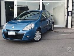 Blu Usata 2011 Renault Clio II Tre volumi | 4800 € (Buon prezzo)