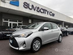 Grigio Usata 2015 Toyota Yaris Tre volumi | 7900 € (Buon prezzo)