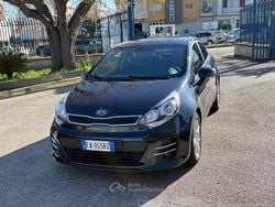 Gray Usata 2015 Kia Rio Tre volumi | 6500 € (Buon prezzo)