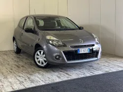 Grigio Usata 2010 Renault Clio II Tre volumi | 2990 € (Buon prezzo)