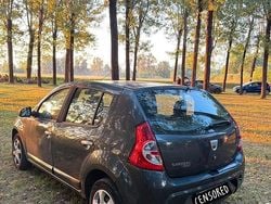 Nero Usata 2010 Dacia Sandero Due volumi | 3000 € (Buon prezzo)