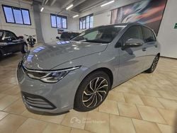 Grigio Usata 2020 VW Golf VIII Life Tre volumi | 21.500 € (Buon prezzo)