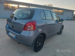 Grigio Usata 2011 Toyota Yaris Tre volumi | 5800 € (Buon prezzo)